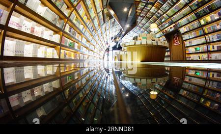 (170709) -- BEIJING, 9 juillet 2017 -- Un lecteur choisit des livres dans une librairie de la ville de Yangzhou, province du Jiangsu, dans l est de la Chine, le 7 juillet 2017.) CHOIX HEBDOMADAIRES DE PHOTOS XINHUA MengxDelong PUBLICATIONxNOTxINxCHN Pékin juillet 9 2017 un lecteur sélectionne des livres DANS une librairie de la ville de Yang Zhou est Chine S Jiangsu province juillet 7 2017 choix hebdomadaires de photos XINHUA MengxDelong PUBLICATIONxNOTxINxCHN Banque D'Images