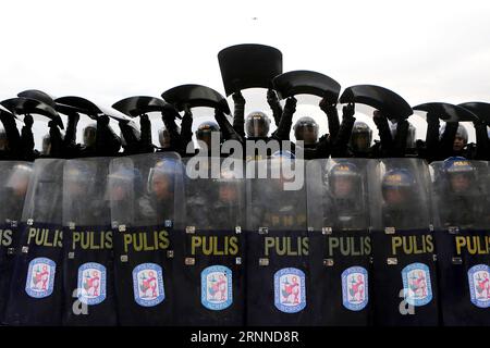 (170709) -- BEIJING, 9 juillet 2017 -- des policiers portant des boucliers sont en formation lors du concours annuel de gestion des troubles civils de la police nationale philippine à Manille le 8 juillet 2017.) CHOIX HEBDOMADAIRES DE LA PHOTO XINHUA ROUELLExUMALI PUBLICATIONxNOTxINxCHN Beijing juillet 9 2017 policiers portant des boucliers debout lors du concours annuel de gestion des troubles civils de la police nationale philippine à Manille juillet 8 2017 choix hebdomadaires de LA photo XINHUA RouellexUmali PUBLICATIONxNOTxINxCHN Banque D'Images