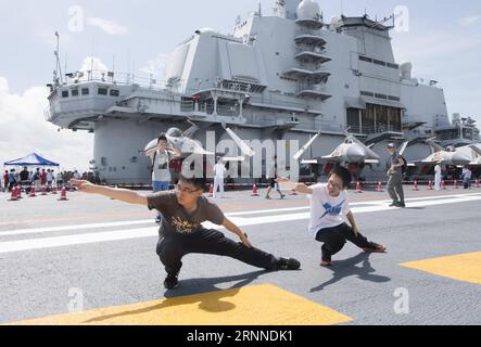 (170709) -- HONG KONG, 9 juillet 2017 -- des jeunes posent pour des photos sur le pont d'envol du premier porte-avions chinois Liaoning à Hong Kong, dans le sud de la Chine, le 9 juillet 2017. Le porte-avions Liaoning était ouvert au public à Hong Kong samedi et dimanche. )(MCG) CHINA-HONG KONG-AIRCRAFT CARRIER LIAONING-PHOTO (CN) LiuxYun PUBLICATIONxNOTxINxCHN Hong Kong juillet 9 2017 de jeunes célébrités posent pour des photos SUR le pont d'envol de la Chine S Premier porte-avions Liaoning à Hong Kong Chine méridionale juillet 9 2017 le porte-avions Liaoning est ouvert au public à Hong Kong ON S. Banque D'Images