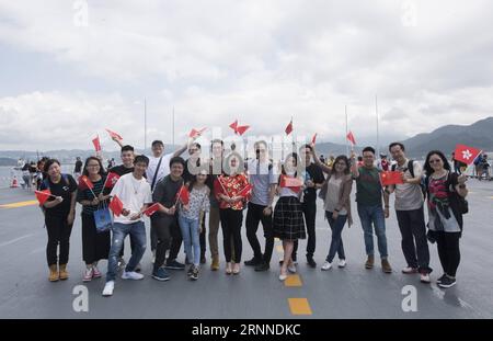 (170709) -- HONG KONG, le 9 juillet 2017 -- des résidents posent pour des photos sur le pont d'envol du premier porte-avions chinois Liaoning à Hong Kong, dans le sud de la Chine, le 9 juillet 2017. Le porte-avions Liaoning était ouvert au public à Hong Kong samedi et dimanche. )(MCG) CHINA-HONG KONG-AIRCRAFT CARRIER LIAONING-PHOTO (CN) LiuxYun PUBLICATIONxNOTxINxCHN Hong Kong juillet 9 2017 des résidents posent pour des photos SUR le pont d'envol de la Chine S Premier porte-avions Liaoning à Hong Kong Chine méridionale juillet 9 2017 le porte-avions Liaoning est ouvert au public à Hong Kong LE samedi et Banque D'Images