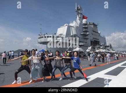 (170709) -- HONG KONG, le 9 juillet 2017 -- des résidents posent pour des photos sur le pont d'envol du premier porte-avions chinois Liaoning à Hong Kong, dans le sud de la Chine, le 9 juillet 2017. Le porte-avions Liaoning était ouvert au public à Hong Kong samedi et dimanche. )(MCG) CHINA-HONG KONG-AIRCRAFT CARRIER LIAONING-PHOTO (CN) LiuxYun PUBLICATIONxNOTxINxCHN Hong Kong juillet 9 2017 des résidents posent pour des photos SUR le pont d'envol de la Chine S Premier porte-avions Liaoning à Hong Kong Chine méridionale juillet 9 2017 le porte-avions Liaoning est ouvert au public à Hong Kong LE samedi et Banque D'Images