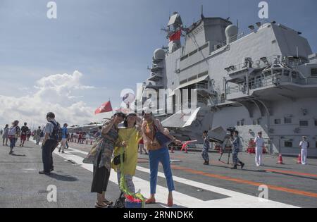 (170709) -- HONG KONG, le 9 juillet 2017 -- des résidents posent pour des selfies sur le pont d'envol du premier porte-avions chinois Liaoning à Hong Kong, dans le sud de la Chine, le 9 juillet 2017. Le porte-avions Liaoning était ouvert au public à Hong Kong samedi et dimanche. )(MCG) CHINA-HONG KONG-AIRCRAFT CARRIER LIAONING-PHOTO (CN) LiuxYun PUBLICATIONxNOTxINxCHN Hong Kong juillet 9 2017 des résidents posent pour des selfies SUR le pont d'envol de la Chine S Premier porte-avions Liaoning à Hong Kong Chine méridionale juillet 9 2017 le porte-avions Liaoning est ouvert au public à Hong Kong LE samedi A. Banque D'Images