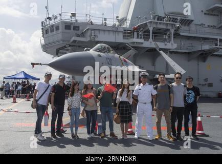 (170709) -- HONG KONG, 9 juillet 2017 -- des gens posent pour des photos avec un soldat de la marine sur le pont d'envol du premier porte-avions chinois Liaoning à Hong Kong, dans le sud de la Chine, le 9 juillet 2017. Le porte-avions Liaoning était ouvert au public à Hong Kong samedi et dimanche. )(MCG) CHINA-HONG KONG-AIRCRAFT CARRIER LIAONING-PHOTO (CN) LiuxYun PUBLICATIONxNOTxINxCHN Hong Kong juillet 9 2017 des célébrités posent pour des photos avec un soldat de la Marine SUR le pont d'envol de la Chine S Premier porte-avions Liaoning à Hong Kong Sud de la Chine juillet 9 2017 le porte-avions Liaoning What Open for the bli Banque D'Images