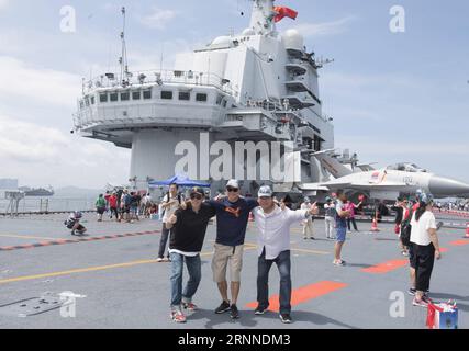 (170709) -- HONG KONG, le 9 juillet 2017 -- des résidents posent pour des photos sur le pont d'envol du premier porte-avions chinois Liaoning à Hong Kong, dans le sud de la Chine, le 9 juillet 2017. Le porte-avions Liaoning était ouvert au public à Hong Kong samedi et dimanche. )(MCG) CHINA-HONG KONG-AIRCRAFT CARRIER LIAONING-PHOTO (CN) LiuxYun PUBLICATIONxNOTxINxCHN Hong Kong juillet 9 2017 des résidents posent pour des photos SUR le pont d'envol de la Chine S Premier porte-avions Liaoning à Hong Kong Chine méridionale juillet 9 2017 le porte-avions Liaoning est ouvert au public à Hong Kong LE samedi et Banque D'Images