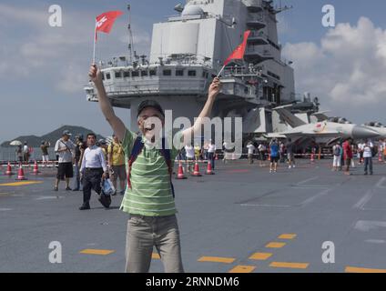 (170709) -- HONG KONG, le 9 juillet 2017 -- Un résident pose pour des photos sur le pont d'envol du premier porte-avions chinois Liaoning à Hong Kong, dans le sud de la Chine, le 9 juillet 2017. Le porte-avions Liaoning était ouvert au public à Hong Kong samedi et dimanche. )(MCG) CHINA-HONG KONG-AIRCRAFT CARRIER LIAONING-PHOTO (CN) LiuxYun PUBLICATIONxNOTxINxCHN Hong Kong juillet 9 2017 un résident pose pour des photos SUR le pont d'envol de la Chine S Premier porte-avions Liaoning à Hong Kong Chine méridionale juillet 9 2017 le porte-avions Liaoning est ouvert au public pour visiter à Hong Kong samedi Banque D'Images