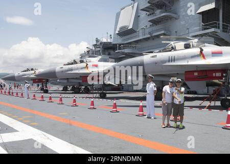 (170709) -- HONG KONG, le 9 juillet 2017 -- des résidents posent pour des selfies sur le pont d'envol du premier porte-avions chinois Liaoning à Hong Kong, dans le sud de la Chine, le 9 juillet 2017. Le porte-avions Liaoning était ouvert au public à Hong Kong samedi et dimanche. )(MCG) CHINA-HONG KONG-AIRCRAFT CARRIER LIAONING-PHOTO (CN) LiuxYun PUBLICATIONxNOTxINxCHN Hong Kong juillet 9 2017 des résidents posent pour des selfies SUR le pont d'envol de la Chine S Premier porte-avions Liaoning à Hong Kong Chine méridionale juillet 9 2017 le porte-avions Liaoning est ouvert au public à Hong Kong LE samedi A. Banque D'Images