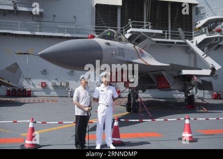 (170709) -- HONG KONG, 9 juillet 2017 -- un homme âgé pose pour des photos avec un soldat de la marine sur le pont d'envol du premier porte-avions chinois Liaoning à Hong Kong, dans le sud de la Chine, le 9 juillet 2017. Le porte-avions Liaoning était ouvert au public à Hong Kong samedi et dimanche. )(MCG) CHINA-HONG KONG-AIRCRAFT CARRIER LIAONING-PHOTO (CN) LiuxYun PUBLICATIONxNOTxINxCHN Hong Kong juillet 9 2017 à Aged Man pose pour des photos avec un soldat de la Marine SUR le pont d'envol de la Chine S Premier porte-avions Liaoning à Hong Kong South China juillet 9 2017 le porte-avions Liaoning What Open for TH Banque D'Images