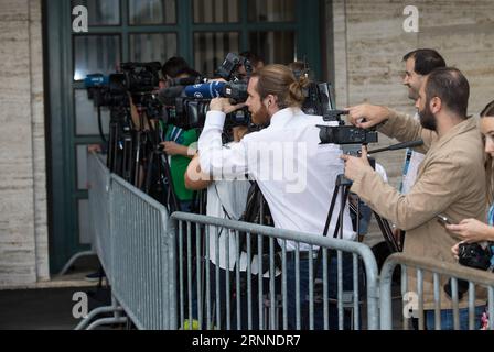(170710) -- GENÈVE, 10 juillet 2017 -- des journalistes attendent l'arrivée de la délégation du gouvernement syrien à Genève, Suisse, le 10 juillet 2017. Un nouveau cycle de négociations intra-syriennes visant à négocier une fin politique au conflit de six ans a débuté lundi à Genève, comme prévu. (zw) SUISSE-GENÈVE-SYRIE POURPARLERS DE PAIX-NOUVEAU CYCLE XuxJinquan PUBLICATIONxNOTxINxCHN Genève juillet 10 2017 les journalistes attendent l'arrivée de la délégation du gouvernement syrien à Genève Suisse juillet 10 2017 un nouveau cycle de négociations intra-syriennes visant à négocier une fin politique au CONFLIT DE six ans qui a débuté Banque D'Images