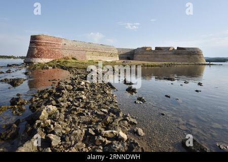 UNESCO-Welterbe : Venezianisches Verteidigungssystem des 15. bis 17. Jahrhunderts in Italien, Kroatien, Monténégro (170710) -- SIBENIK, juillet 10 -- une photo prise le 10 juillet 2017 montre la rue Forteresse Nicolas à Sibenik, Croatie. Deux autres sites croates ont été inscrits sur la liste du patrimoine mondial de l UNESCO dimanche, lors de la 41e session du Comité du patrimoine mondial à Cracovie, en Pologne. Les deux nouvellement inscrits sont les vieux murs de la ville de Zadar et la rue Forteresse Nicholas à Sibenik. ) (ZCC) CROATIE-SIBENIK-UNESCO LISTE DU PATRIMOINE MONDIAL-ST. NICHOLAS FORTERESSE HrvojexJelavic PUBLICATIONxNOTxINxCHN Banque D'Images