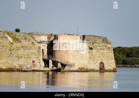 UNESCO-Welterbe : Venezianisches Verteidigungssystem des 15. bis 17. Jahrhunderts in Italien, Kroatien, Monténégro (170710) -- SIBENIK, juillet 10 -- une photo prise le 10 juillet 2017 montre la rue Forteresse Nicolas à Sibenik, Croatie. Deux autres sites croates ont été inscrits sur la liste du patrimoine mondial de l UNESCO dimanche, lors de la 41e session du Comité du patrimoine mondial à Cracovie, en Pologne. Les deux nouvellement inscrits sont les vieux murs de la ville de Zadar et la rue Forteresse Nicholas à Sibenik. ) (ZCC) CROATIE-SIBENIK-UNESCO LISTE DU PATRIMOINE MONDIAL-ST. NICHOLAS FORTERESSE HrvojexJelavic PUBLICATIONxNOTxINxCHN Banque D'Images