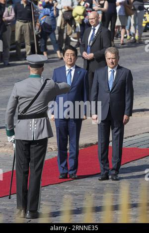 (170710) -- HELSINKI, le 10 juillet 2017 -- le président finlandais Sauli Niinisto (1e R) et le Premier ministre japonais Shinzo Abe (2e L) assistent à une cérémonie de bienvenue à Helsinki, Finlande, le 10 juillet 2017. (Zjy) FINLANDE-HELSINKI-JAPAN-PM-VISIT MattixMatikainen PUBLICATIONxNOTxINxCHN Helsinki juillet 10 2017 le président finlandais Sauli Niinisto 1e r et les premiers ministres japonais Shinzo ABE 2e l assistent à une cérémonie de bienvenue à Helsinki Finlande juillet 10 2017 zjy Finlande Helsinki Japon le PM Visit PUBLICATIONxNOTxINxCHN Banque D'Images