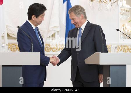 (170710) -- HELSINKI, le 10 juillet 2017 -- le président finlandais Sauli Niinisto (à droite) serre la main du Premier ministre japonais Shinzo Abe en visite après une conférence de presse au Palais présidentiel à Helsinki, Finlande, le 10 juillet 2017.) (Zjy) FINLANDE-HELSINKI-JAPON-PM-VISIT MattixMatikainen PUBLICATIONxNOTxINxCHN Helsinki juillet 10 2017 le président finlandais Sauli Niinisto serre la main du Premier ministre japonais Shinzo ABE après une conférence de presse au Palais présidentiel à Helsinki Finlande juillet 10 2017 zjy Finlande Helsinki Japon le PM visite PUBLICATIONxNOTxINxCHN Banque D'Images