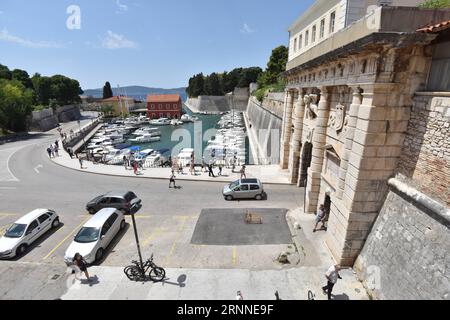 UNESCO-Welterbe : Venezianisches Verteidigungssystem des 15. bis 17. Jahrhunderts en Italien, Kroatien, Monténégro (170710) -- ZADAR, 10 juillet 2017 -- une photo prise le 10 juillet 2017 montre les vieux murs de Zadar, Croatie. Deux autres sites croates ont été inscrits sur la liste du patrimoine mondial de l UNESCO dimanche, lors de la 41e session du Comité du patrimoine mondial à Cracovie, en Pologne. Les deux nouvellement inscrits sont les vieux murs de la ville de Zadar et la rue Forteresse Nicholas à Sibenik.) (Zjy) CROATIE-ZADAR-UNESCO-LISTE DU PATRIMOINE MONDIAL-VIEUX REMPARTS DE LA VILLE DinoxStanin PUBLICATIONxNOTxINxCHN UNESCO PATRIMOINE mondial Banque D'Images