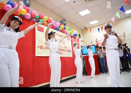 (170710) -- HONG KONG, le 10 juillet 2017 -- des soldats du porte-avions chinois Liaoning se produisent lors d'une visite au Ho Leung Kit Ting Care and attention Home of Asia Women s League Limited à Hong Kong, dans le sud de la Chine, le 10 juillet 2017. Environ 60 soldats et officiers du porte-avions Liaoning ont rendu visite lundi aux aînés de la maison de soins et d'attention. ) (zkr) CHINA-HONG KONG-AIRCRAFT CARRIER LIAONING-ELDER-VISIT(CN) WangxShen PUBLICATIONxNOTxINxCHN Hong Kong juillet 10 2017 soldats du China S Aircraft Carrier Liaoning se produisent lors de la visite du Ho Leung Kit Ting Care and attention Home of Asia Women Banque D'Images