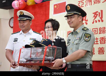 (170710) -- HONG KONG, le 10 juillet 2017 -- des officiers du porte-avions chinois Liaoning présentent des souvenirs à Ho Leung Kit Ting Care and attention Home of Asia Women s League Limited à Hong Kong, dans le sud de la Chine, le 10 juillet 2017. Environ 60 soldats et officiers du porte-avions Liaoning ont rendu visite lundi aux aînés de la maison de soins et d'attention. ) (zkr) CHINA-HONG KONG-AIRCRAFT CARRIER LIAONING-ELDER-VISIT(CN) WangxShen PUBLICATIONxNOTxINxCHN Hong Kong juillet 10 2017 les officiers du China S Aircraft Carrier Liaoning présentent des souvenirs à Ho Leung Kit Ting Care and attention Home of Asia Women S. Banque D'Images