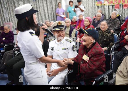 (170710) -- HONG KONG, 10 juillet 2017 -- Un soldat du porte-avions chinois Liaoning chante des chansons lors d'une visite au Ho Leung Kit Ting Care and attention Home of Asia Women s League Limited à Hong Kong, dans le sud de la Chine, le 10 juillet 2017. Environ 60 soldats et officiers du porte-avions Liaoning ont rendu visite lundi aux aînés de la maison de soins et d'attention. ) (zkr) CHINA-HONG KONG-AIRCRAFT CARRIER LIAONING-ELDER-VISIT(CN) WangxShen PUBLICATIONxNOTxINxCHN Hong Kong juillet 10 2017 un soldat de la Chine S Aircraft Carrier Liaoning chante des chansons lors de sa visite au Ho Leung Kit Ting Care and attention Home of A. Banque D'Images