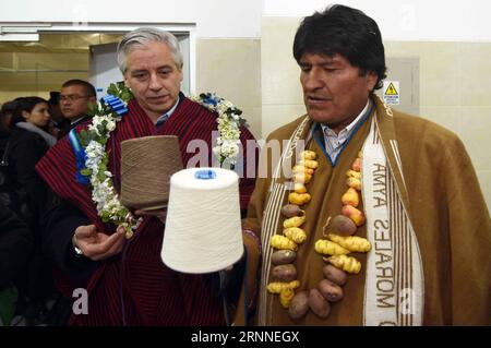 (170711) -- LA PAZ, 11 juillet 2017 -- le président bolivien Evo Morales (à droite) regarde un fil de laine d'alpaga lors de la cérémonie d'ouverture de l'usine de transformation des fibres de camélidé de la nouvelle entreprise publique Yacana, dans le parc industriel de Kallutaca, à Laja, à 36 km de la ville de la Paz, Bolivie, le 10 juillet 2017. Le président bolivien Evo Morales a inauguré lundi l'usine de transformation de fibre de camélidé de la nouvelle entreprise publique Yacana, qui industrialisera la fibre de camélidé de lamas et d'alpagas, dans le but de l'exporter. Le projet a reçu un investissement gouvernemental de 224 millions de dollars Banque D'Images