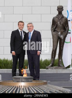 (170711) -- LAUSANNE, 11,2017 juillet -- le président français Emmanuel Macron (G) et le président du Comité International Olympique (CIO) Thomas Bach posent pour des picitres devant la statue de Pierre de Coubertin au Musée Olympique de Lausanne, Suisse, le 10 juillet 2017. Les membres du CIO tiendront une session pour des présentations par les équipes de campagne pour Los Angeles et Paris les 11 et 12 juillet. ) (SP)SUISSE-LAUSANNE-JEUX OLYMPIQUES-2024 CANDIDATURE XuxJinquan PUBLICATIONxNOTxINxCHN Lausanne juillet 11 2017 le président français Emmanuel Macron l et le président du CIO du Comité International Olympique Thomas Bach posent pour pic Banque D'Images