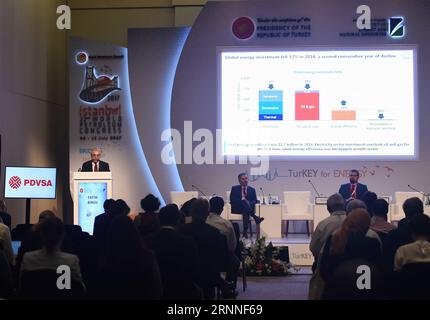 (170711) -- ISTANBUL, le 11 juillet 2017 -- une photo prise le 11 juillet 2017 montre la publication du Rapport mondial sur l'investissement énergétique 2017 de l'Agence internationale de l'énergie (AIE) lors du Congrès mondial du pétrole à Istanbul, en Turquie. L'investissement mondial dans l'énergie a chuté de 12 pour cent en 2016, tandis que les dépenses en énergie propre ont atteint un niveau record, a déclaré l'Agence internationale de l'énergie (AIE) dans son rapport lors du 22e Congrès mondial du pétrole mardi. TURQUIE-ISTANBUL-WORLD PETROLEUM CONGRESS-CLEAN ENERGY HexCanling PUBLICATIONxNOTxINxCHN Istanbul juillet 11 2017 la photo prise LE 11 2017 juillet montre la libération de Banque D'Images