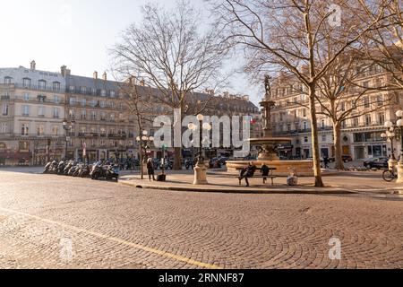 Paris, France - 24 janvier 2022 : la rivière Nymphe sculpte au sommet d'une fontaine sur la place André Malraux à Paris, France. Banque D'Images