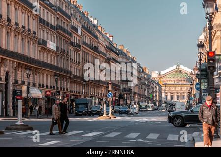 Paris, France - 23 janvier 2022 : vue de face du célèbre Palais Garnier ou Opéra Garnier, un opéra de 1979 places sur la place de l'Opéra à Paris, Fran Banque D'Images