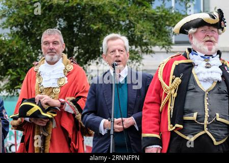 Gloucester, Glos, Royaume-Uni. 2 septembre 2023. Chaque année, les habitants de Gloucester élisent un maire supplémentaire mais simulé pour célébrer la contribution d'un citoyen à la ville. Maire fictif historien Jon Eeles à gauche, député local du centre Richard Graham (con), et Town crier Alan Myat à droite. Crédit : JMF News/Alamy Live News Banque D'Images