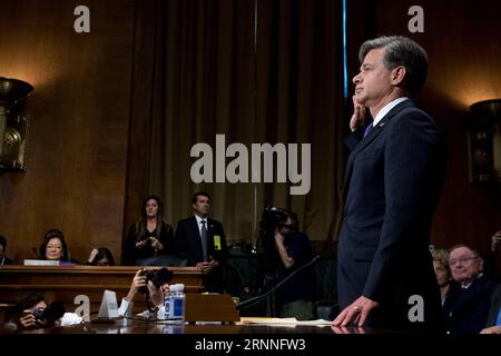 (170712) -- WASHINGTON, le 12 juillet 2017 -- Christopher A. Wray prête serment lors de l'audience du comité judiciaire du Sénat sur sa nomination au poste de directeur du Federal Bureau of Investigation (FBI) à Washington D.C., aux États-Unis, le 12 juillet 2017.) U.S.-WASHINGTON D.C.-FBI-DIRECTOR-NOMINATE-HEARING TingxShen PUBLICATIONxNOTxINxCHN Washington juillet 12 2017 Christopher a Wray EST assermenté lors de l'audience du comité judiciaire du Sénat SUR sa nomination pour être le nouveau directeur du Federal Bureau of Investigation FBI à Washington D C les États-Unis LE 12 2017 juillet U S Washington Banque D'Images