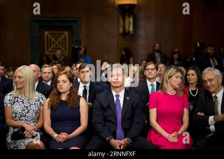 (170712) -- WASHINGTON, le 12 juillet 2017 -- Christopher A. Wray (C) est vu avec sa famille devant la Commission judiciaire du Sénat qui entend sa nomination au poste de directeur du Federal Bureau of Investigation (FBI) à Washington D.C., aux États-Unis, le 12 juillet 2017.) U.S.-WASHINGTON D.C.-FBI-DIRECTOR-NOMINATE-HEARING TingxShen PUBLICATIONxNOTxINxCHN Washington juillet 12 2017 Christopher a Wray C EST Lakes avec sa famille devant le comité judiciaire du Sénat audience SUR sa nomination pour être le nouveau directeur du Federal Bureau of Investigation FBI à Washington D. C. aux États-Unis Banque D'Images