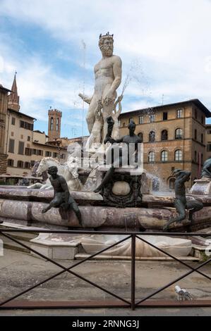 Un dieu romain de la mer du 16e siècle, Neptune, monté sur un chariot en forme de coquille tiré par des chevaux basé sur une fontaine octogonale sur la Piazza della Signori Banque D'Images