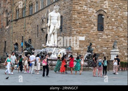 Un dieu romain de la mer du 16e siècle, Neptune, monté sur un chariot en forme de coquille tiré par des chevaux basé sur une fontaine octogonale sur la Piazza della Signori Banque D'Images