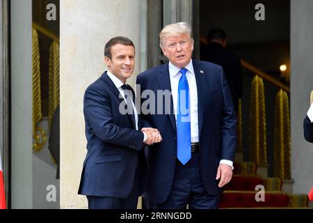 (170713) -- PARIS, 13 juillet 2017 -- le président français Emmanuel Macron (G) serre la main du président américain Donald Trump au Palais des Elysées à Paris, France, le 13 juillet 2017. Le président américain Donald Trump est arrivé à Paris jeudi matin dans une démarche diplomatique visant à atténuer les divergences avec la France sur le changement climatique et la libéralisation du commerce en recherchant un terrain d'entente sur la sécurité et la lutte contre le terrorisme. FRANCE-PARIS-Etats-Unis-PRESIDENT-TRUMP-VISIT ChenxYichen PUBLICATIONxNOTxINxCHN 170713 Paris juillet 13 2017 le président français Emmanuel Macron l serre la main du président américain Donald Trump À LA E Banque D'Images