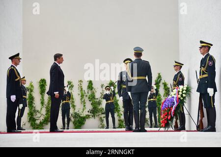 (170714) -- LJUBLJANA, le 14 juillet 2017 -- le président slovène Borut Pahor (2e L) dépose une gerbe lors de la cérémonie d'inauguration du monument aux victimes des guerres sur la place Kongresni trg à Ljubljana, Slovénie, le 13 juillet 2017.) (swt) SLOVÉNIE-LJUBLJANA-MONUMENT-DÉVOILEMENT MaticxStojs PUBLICATIONxNOTxINxCHN 170714 Ljubljana juillet 14 2017 le président slovène Borut Pahor 2e l dépose une couronne LORS DE la cérémonie de dévoilement du monument aux victimes de guerres SUR la place Kongresni trg à Ljubljana Slovénie juillet 13 2017 SWT Slovénie Monument PUBLICATIONxNOTxINxCHN Banque D'Images