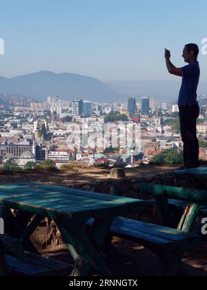 Vue surélevée depuis le Fort jaune sur la ville de Sarajevo, avec tables de pique-nique et homme prenant des photos, Bosnie-Herzégovine, 02 septembre 2023 Banque D'Images