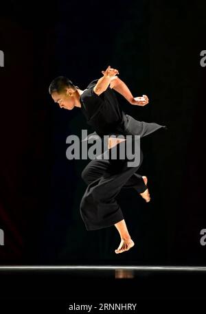 (170716) -- TAIPEI, 16 juillet 2017 -- Une danseuse de Cloud Gate 2 interprète 13 langues à Taipei, dans le sud-est de la Chine, Taiwan, le 15 juillet 2017. Cloud Gate 2 est affilié au célèbre Cloud Gate Dance Theater, un groupe de danse contemporaine de Taïwan fondé en 1973 par Lin Hwai-min, chorégraphe de renom. (Ry) CHINA-TAIPEI-CLOUD GATE 2-PERFORMANCE (CN) ZhouxMi PUBLICATIONxNOTxINxCHN 170716 Taipei juillet 16 2017 un danseur de Cloud Gate 2 interprète 13 langues à Taipei Sud-est de la Chine S TAIWAN juillet 15 2017 Cloud Gate 2 EST affilié au mondialement connu Cloud Gate Dance Theatre a Conte Banque D'Images