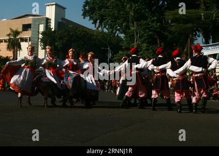 (170716) -- SURABAYA, le 16 juillet 2017 -- des danseurs russes se produisent lors du festival Cross Culture organisé à Surabaya, Indonésie, le 16 juillet 2017. Sous le thème du Festival d'art folklorique , l'événement est rejoint non seulement par des artistes locaux, mais aussi par de nombreux participants étrangers de Chine, Russie, Slovaquie, Canada, Pologne, Thaïlande et Lituanie. )(rh) INDONESIA-SURABAYA-CROSS CULTURE FESTIVAL Kurniawan PUBLICATIONxNOTxINxCHN 170716 Surabaya juillet 16 2017 des danseurs russes se produisent pendant le Cross Culture Festival Hero à Surabaya Indonésie juillet 16 2017 sous le thème du Festival d'art folklorique l'événement EST joint b Banque D'Images