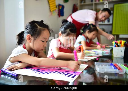 (170717) -- HEFEI, 17 juillet 2017 -- des enfants de travailleurs migrants assistent à un cours de peinture avec la direction d'un enseignant à Hefei, capitale de la province d'Anhui de l'est de la Chine, le 16 juillet 2017. Pendant ces vacances d ' été, les bénévoles des étudiants de premier cycle sont invités à enseigner gratuitement aux enfants des travailleurs migrants dans la ville de Hefei. (zx) CHINE-HEFEI-TRAVAILLEURS MIGRANTS ENFANTS (CN) LiuxJunxi PUBLICATIONxNOTxINxCHN Hefei juillet 17 2017 enfants de travailleurs immigrés assistent à des cours de peinture avec la direction d'un enseignant dans la capitale Hefei de la Chine orientale S Anhui province juillet 16 2017 pendant ces vacances d'été Volu Banque D'Images
