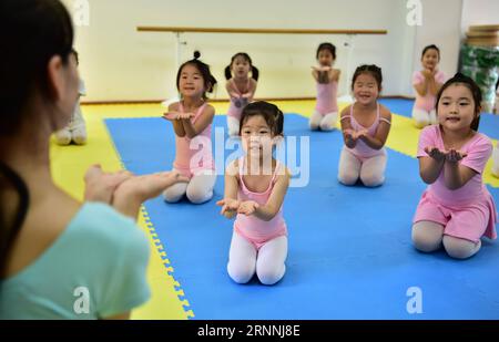 (170717) -- HEFEI, 17 juillet 2017 -- des enfants de travailleurs migrants assistent à un cours de danse avec la direction d'un enseignant à Hefei, capitale de la province de l'Anhui de l'est de la Chine, le 16 juillet 2017. Pendant ces vacances d ' été, les bénévoles des étudiants de premier cycle sont invités à enseigner gratuitement aux enfants des travailleurs migrants dans la ville de Hefei. (zx) CHINE-HEFEI-TRAVAILLEURS MIGRANTS ENFANTS (CN) LiuxJunxi PUBLICATIONxNOTxINxCHN Hefei juillet 17 2017 enfants de travailleurs immigrés assistent à une classe de danse avec l'orientation d'un enseignant dans la capitale Hefei de la Chine orientale S Anhui province juillet 16 2017 pendant ces vacances d'été volontaires Banque D'Images