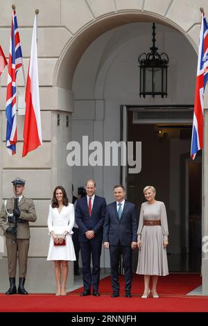 (170717) -- VARSOVIE, 17 juillet 2017 -- le prince William, duc de Cambridge (3e L), Kate, duchesse de Cambridge (2e L) et le président polonais Andrzej Duda (2e R) et son épouse Agata Kornhauser-Duda (1e R) se tiennent au Palais présidentiel polonais à Varsovie, Pologne, le 17 juillet 2017. POLOGNE-VARSOVIE-DUC DE CAMBRIDGE-VISITE JaapxArriens PUBLICATIONxNOTxINxCHN Varsovie juillet 17 2017 la Grande-Bretagne en visite S Prince William le Duc de Cambridge 3rd l et Kate la Duchesse de Cambridge 2nd l et le Président polonais Andrzej Duda 2nd r et son épouse Agata Kornhauser Duda 1st r se tiennent debout Banque D'Images