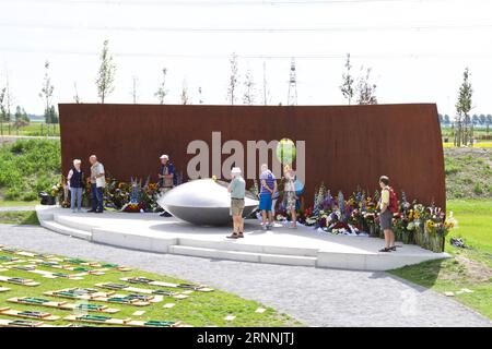 (170718) -- AMSTERDAM, 18 juillet 2017 -- des gens pleurent devant le monument près de l'aéroport Schiphol d'Amsterdam, dans la province de Hollande du Nord, le 18 juillet 2017. Trois ans après l’abattage du vol MH17 de Malaysian Airlines dans l’est de l’Ukraine, le roi néerlandais Willem-Alexander a inauguré lundi une forêt monumentale à Vijfhuizen, près de l’aéroport Schiphol d’Amsterdam, dans la province de la Hollande du Nord, pour commémorer les 298 victimes. )(yk) PAYS-BAS-AMSTERDAM-MH17-MONUMENT SylviaxLederer PUBLICATIONxNOTxINxCHN Amsterdam juillet 18 2017 célébrités Morne au Monument près de l'aéroport Schiphol d'Amsterdam Banque D'Images