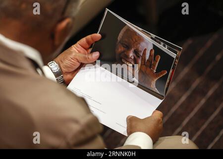 (170718) -- NATIONS UNIES, 18 juillet 2017 -- un participant regarde une photo de Nelson Mandela lors d'une cérémonie marquant la Journée internationale Nelson Mandela au siège des Nations Unies à New York, le 18 juillet 2017. À l'occasion de la Journée internationale Nelson Mandela, le Secrétaire général de l'ONU Antonio Guterres a appelé mardi à des actions dans le monde entier pour promouvoir la paix, le développement durable et une vie digne pour tous. JOURNÉE INTERNATIONALE ONU-NELSON MANDELA LixMuzi PUBLICATIONxNOTxINxCHN Nations Unies 18 2017 juillet au participant regarde une photo de Nelson Mandela au cours d'une cérémonie marquant Nelson Mandela Banque D'Images