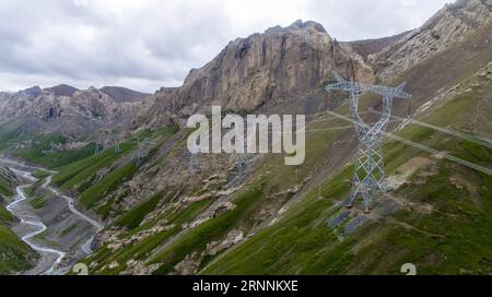 (170720) -- URUMQI, 20 juillet 2017 -- une photo prise le 15 juillet 2017 montre l'autoroute Dushanzi-Kuqa dans la région autonome ouïgoure du Xinjiang du nord-ouest de la Chine. La route Dushanzi-Kuqa, qui traverse la montagne Tianshan, est surnommée la plus belle route du Xinjiang. (Wyo) CHINA-XINJIANG-DUSHANZI-KUQA-HIGHWAY (CN) JiangxWenyao PUBLICATIONxNOTxINxCHN Urumqi juillet 20 2017 photo prise LE 15 2017 juillet montre la route Dushanzi Kuqa dans le nord-ouest de la Chine S Xinjiang Uygur Banque D'Images