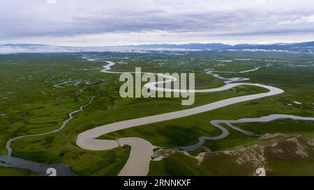 (170720) -- URUMQI, 20 juillet 2017 -- une photo prise le 15 juillet 2017 montre la prairie de Bayinbulak vue le long de la route Dushanzi-Kuqa dans la région autonome ouïgoure du Xinjiang, au nord-ouest de la Chine. La route Dushanzi-Kuqa, qui traverse la montagne Tianshan, est surnommée la plus belle route du Xinjiang. (Wyo) CHINA-XINJIANG-DUSHANZI-KUQA-HIGHWAY (CN) JiangxWenyao PUBLICATIONxNOTxINxCHN Urumqi juillet 20 2017 la photo prise LE 15 2017 juillet montre les lacs des prairies le long de la route de Dushanzi Kuqa dans le nord-ouest de la Chine S Xinjiang Uygur région autonome de la montagne Tian Shan Banque D'Images