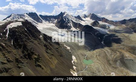 (170720) -- URUMQI, 20 juillet 2017 -- une photo prise le 13 juillet 2017 montre la route Dushanzi-Kuqa et les glaciers sur la montagne Tianshan dans la région autonome ouïgoure du Xinjiang du nord-ouest de la Chine. La route Dushanzi-Kuqa, qui traverse la montagne Tianshan, est surnommée la plus belle route du Xinjiang. (Wyo) CHINA-XINJIANG-DUSHANZI-KUQA-HIGHWAY (CN) JiangxWenyao PUBLICATIONxNOTxINxCHN Urumqi juillet 20 2017 la photo prise LE 13 2017 juillet montre la route Dushanzi Kuqa et les glaciers SUR la montagne Tian Shan dans le nord-ouest de la Chine S Xinjiang Uygur la route autonome Uygur la route Dushanzi Kuqa qui traverse Tian Banque D'Images