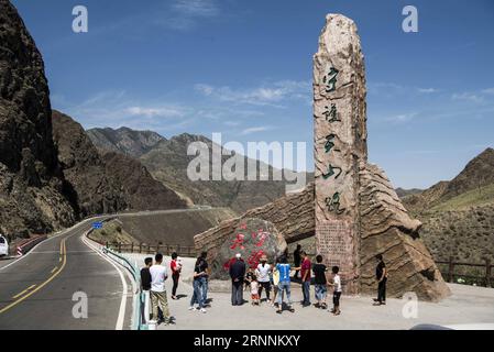 (170720) -- URUMQI, le 20 juillet 2017 -- des touristes voient un monument à côté de la route Dushanzi-Kuqa dans la région autonome ouïgoure du Xinjiang du nord-ouest de la Chine, le 13 juillet 2017. La route Dushanzi-Kuqa, qui traverse la montagne Tianshan, est surnommée la plus belle route du Xinjiang. (Wyo) CHINA-XINJIANG-DUSHANZI-KUQA-HIGHWAY (CN) JiangxWenyao PUBLICATIONxNOTxINxCHN Urumqi juillet 20 2017 touristes Voir un monument à côté de la route Dushanzi Kuqa dans le nord-ouest de la Chine S Xinjiang Uygur région autonome juillet 13 2017 la route Dushanzi Kuqa qui traverse la montagne Tian Shan Shan Shan EST surnommée la plus belle Hig Banque D'Images