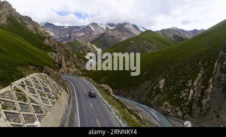 (170720) -- URUMQI, 20 juillet 2017 -- une photo prise le 15 juillet 2017 montre l'autoroute Dushanzi-Kuqa dans la région autonome ouïgoure du Xinjiang du nord-ouest de la Chine. La route Dushanzi-Kuqa, qui traverse la montagne Tianshan, est surnommée la plus belle route du Xinjiang. (Wyo) CHINA-XINJIANG-DUSHANZI-KUQA-HIGHWAY (CN) JiangxWenyao PUBLICATIONxNOTxINxCHN Urumqi juillet 20 2017 photo prise LE 15 2017 juillet montre la route Dushanzi Kuqa dans le nord-ouest de la Chine S Xinjiang Uygur Banque D'Images