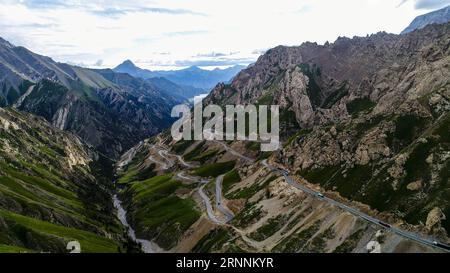 (170720) -- URUMQI, 20 juillet 2017 -- une photo prise le 15 juillet 2017 montre l'autoroute Dushanzi-Kuqa dans la région autonome ouïgoure du Xinjiang du nord-ouest de la Chine. La route Dushanzi-Kuqa, qui traverse la montagne Tianshan, est surnommée la plus belle route du Xinjiang. (Wyo) CHINA-XINJIANG-DUSHANZI-KUQA-HIGHWAY (CN) JiangxWenyao PUBLICATIONxNOTxINxCHN Urumqi juillet 20 2017 photo prise LE 15 2017 juillet montre la route Dushanzi Kuqa dans le nord-ouest de la Chine S Xinjiang Uygur Banque D'Images