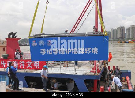 (170720) -- ZHUHAI, le 20 juillet 2017 -- Un conteneur de transfert destiné au sauvetage des dauphins est levé au port de Xiangzhou à Zhuhai, dans la province du Guangdong du sud de la Chine, le 20 juillet 2017. La police a reçu des rapports sur un dauphin échoué sur la côte de la baie de Heisha dans la ville de Jiangmen le 3 mai, et a appelé la réserve naturelle nationale chinoise des dauphins blancs de l'estuaire de la rivière des perles pour obtenir de l'aide. Après plus de deux mois de traitement, le dauphin Jiang Jiang a récupéré et a été libéré jeudi.) (MCG) (zt) CHINA-GUANGDONG-ZHUHAI-DOLPHIN-RELEASE (CN) LiuxDawei PUBLICATIONxNOTxINxCHN Zhuhai juillet 20 2017 a Transfer con Banque D'Images