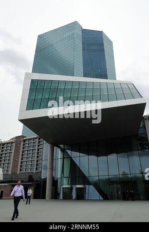 (170720) -- FRANCFORT, le 20 juillet 2017 -- la photo prise le 20 juillet 2017 montre la vue extérieure du siège de la Banque centrale européenne (BCE) à Francfort, en Allemagne. La BCE maintient les taux directeurs inchangés. )(zhf) ALLEMAGNE-FRANCFORT-ECB-TAUX D'INTÉRÊT CLÉ-UNCHANGE LuoxHuanhuan PUBLICATIONxNOTxINxCHN Francfort juillet 20 2017 la photo prise LE 20 2017 juillet montre la vue extérieure du siège de la Banque centrale européenne BCE à Francfort Allemagne la BCE MAINTIENT le Conseil d'intérêt clé inchangé zhf Allemagne Francfort taux d'intérêt clé de la BCE LuoxHuanhuan PUBLICATIONxNOTxINxCHN Banque D'Images