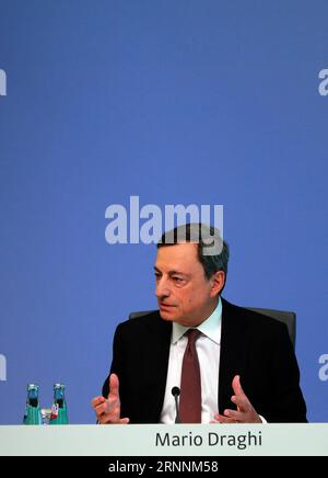 (170427) -- FRANCFORT, le 20 juillet 2017 -- Mario Draghi, président de la Banque centrale européenne (BCE), assiste à une conférence de presse au siège de la BCE à Francfort, en Allemagne, le 20 juillet 2017. La BCE a décidé jeudi de maintenir les taux directeurs de la zone euro à un niveau record. )(zhf) ALLEMAGNE-FRANCFORT-BCE LuoxHuanhuan PUBLICATIONxNOTxINxCHN Francfort juillet 20 2017 Banque centrale européenne le Président de la BCE Mario Draghi assiste à une conférence de presse AU siège de la BCE à Francfort Allemagne LE 20 2017 juillet, la BCE a décidé jeudi de maintenir le Conseil des intérêts clés pour la zone euro À UN niveau record de basse zhf Allemagne Francfort BCE L Banque D'Images