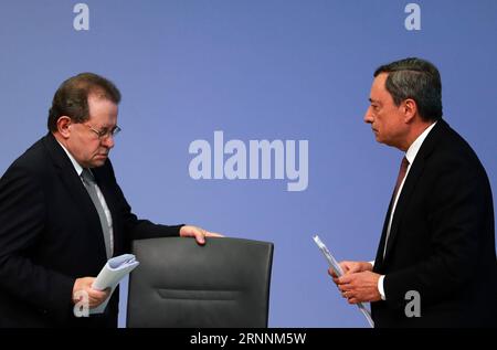 (170427) -- FRANCFORT, le 20 juillet 2017 -- Mario Draghi, président de la Banque centrale européenne (BCE), et Victor Constancio, vice-président, assistent à une conférence de presse au siège de la BCE à Francfort, Allemagne, le 20 juillet 2017. La BCE a décidé jeudi de maintenir les taux directeurs de la zone euro à un niveau record. )(zhf) ALLEMAGNE-FRANCFORT-BCE LuoxHuanhuan PUBLICATIONxNOTxINxCHN Francfort juillet 20 2017 Banque centrale européenne le président de la BCE Mario Draghi r et le vice-président Victor CONSTANCIO assistent à une conférence de presse AU siège de la BCE à Francfort Allemagne LE 20 2017 juillet, la BCE a décidé jeudi de maintenir Ke Banque D'Images